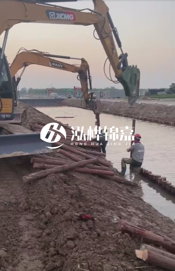 沈陽地基穩(wěn)定打松木樁施工-地基是打樁好還是灌樁好？