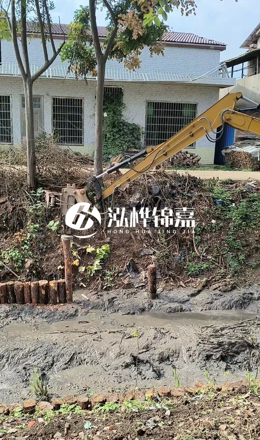 三明挖機(jī)打木樁專業(yè)施工-河道邊打木樁如何防止木樁傾斜？